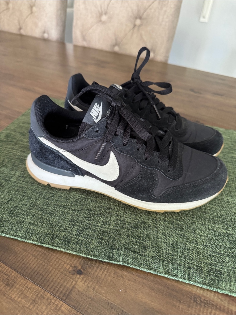 Nike Internationalist Women’s Black Sneakers with White Swoosh